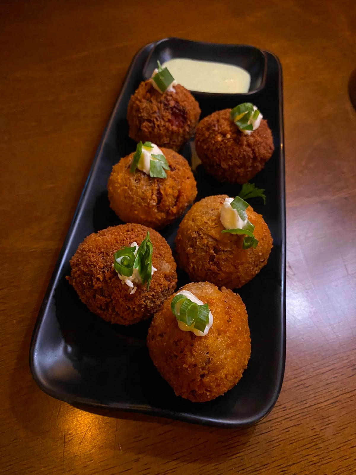 PORÇÃO DE BOLINHO DE COSTELA
