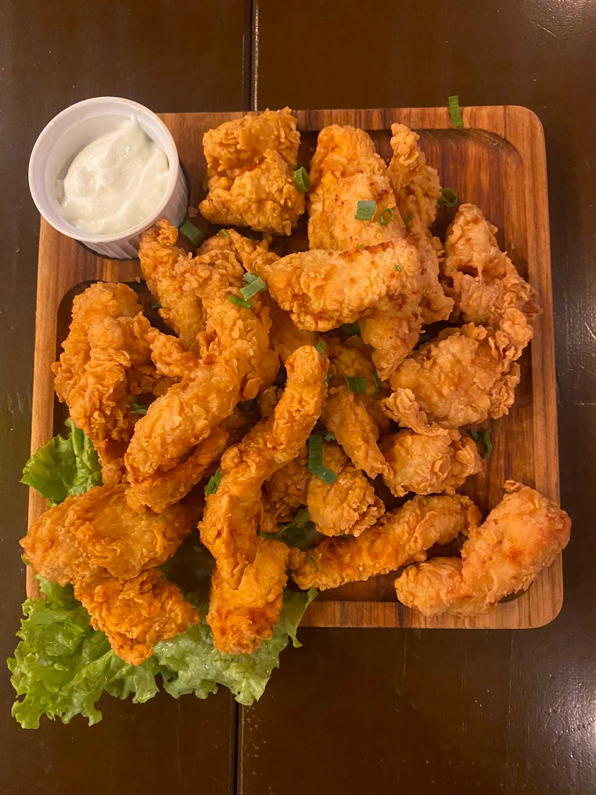 PORÇÃO DE ISCA DE FRANGO EMPANADA