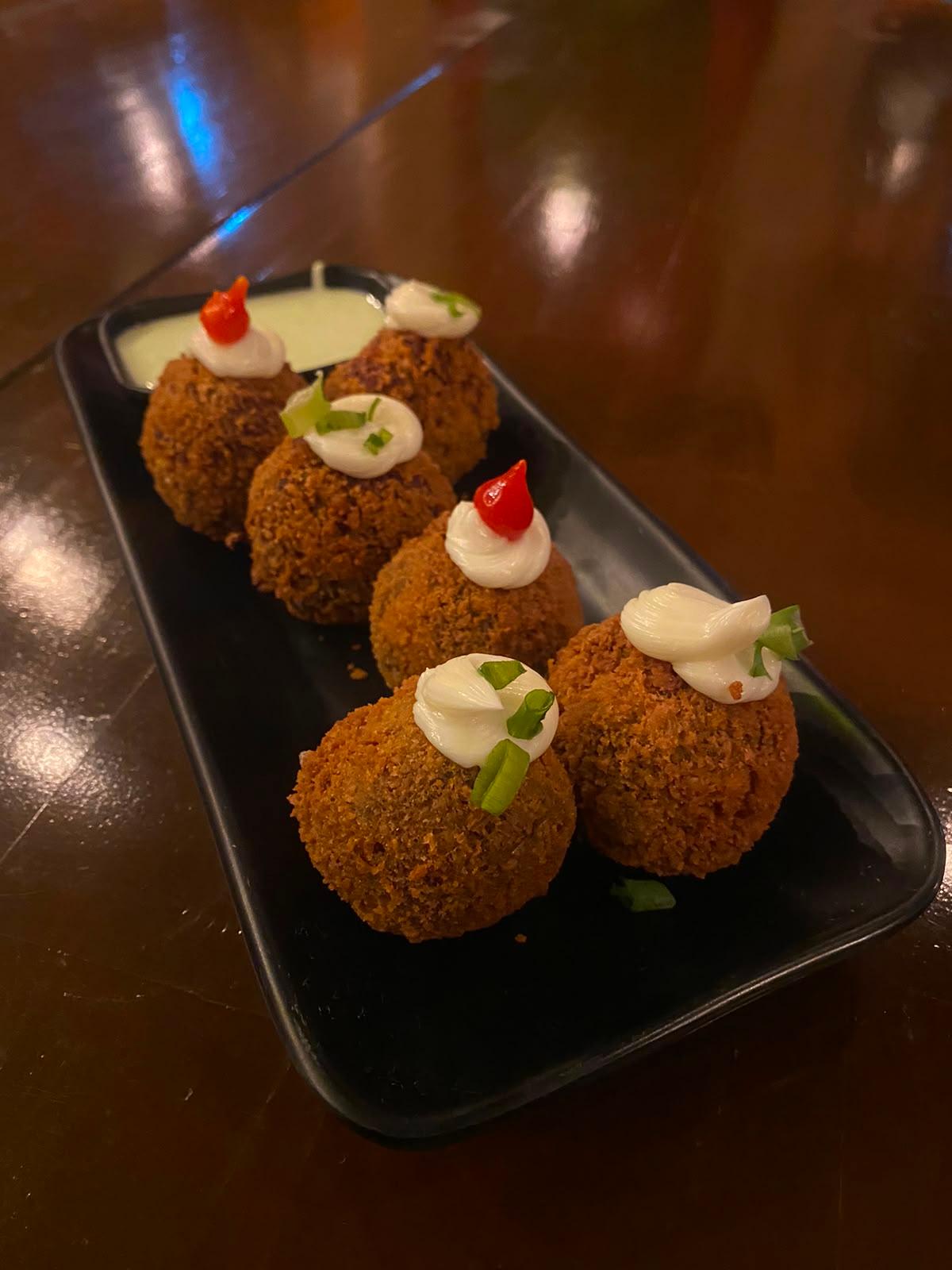 PORÇÃO DE BOLINHO DE CARNE SECA