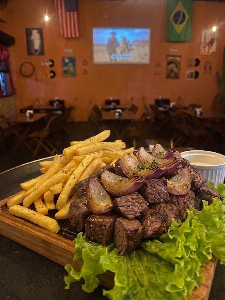 PORÇÃO DE FRALDINHA ACEBOLADA COM FRITAS