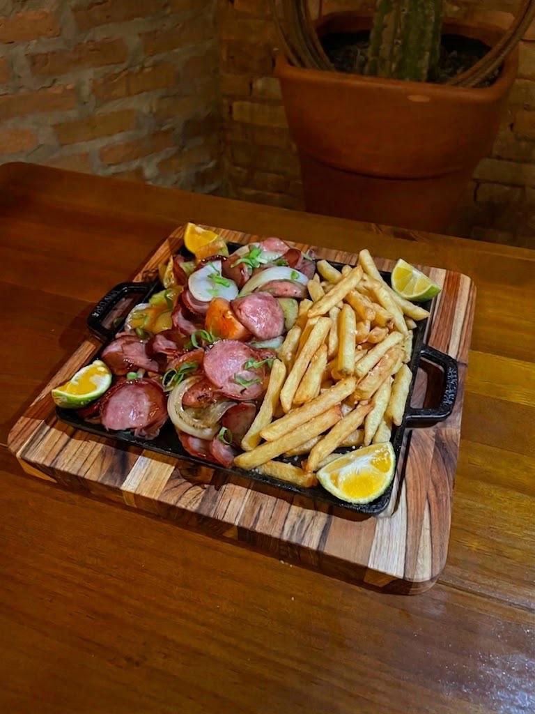 PORÇÃO DE CALABRESA ACEBOLADA COM FRITAS