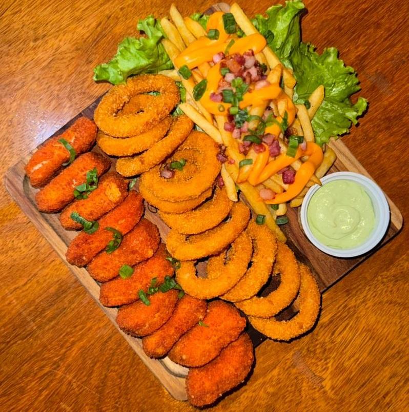 PORÇÃO DE NUGGETS, BATATA E CEBOLA EMPANADA