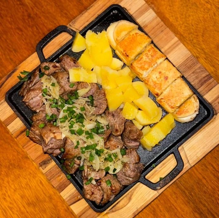 PORÇÃO DE MAMINHA COM CEBOLETE, MANDIOCA E PÃO DE ALHO